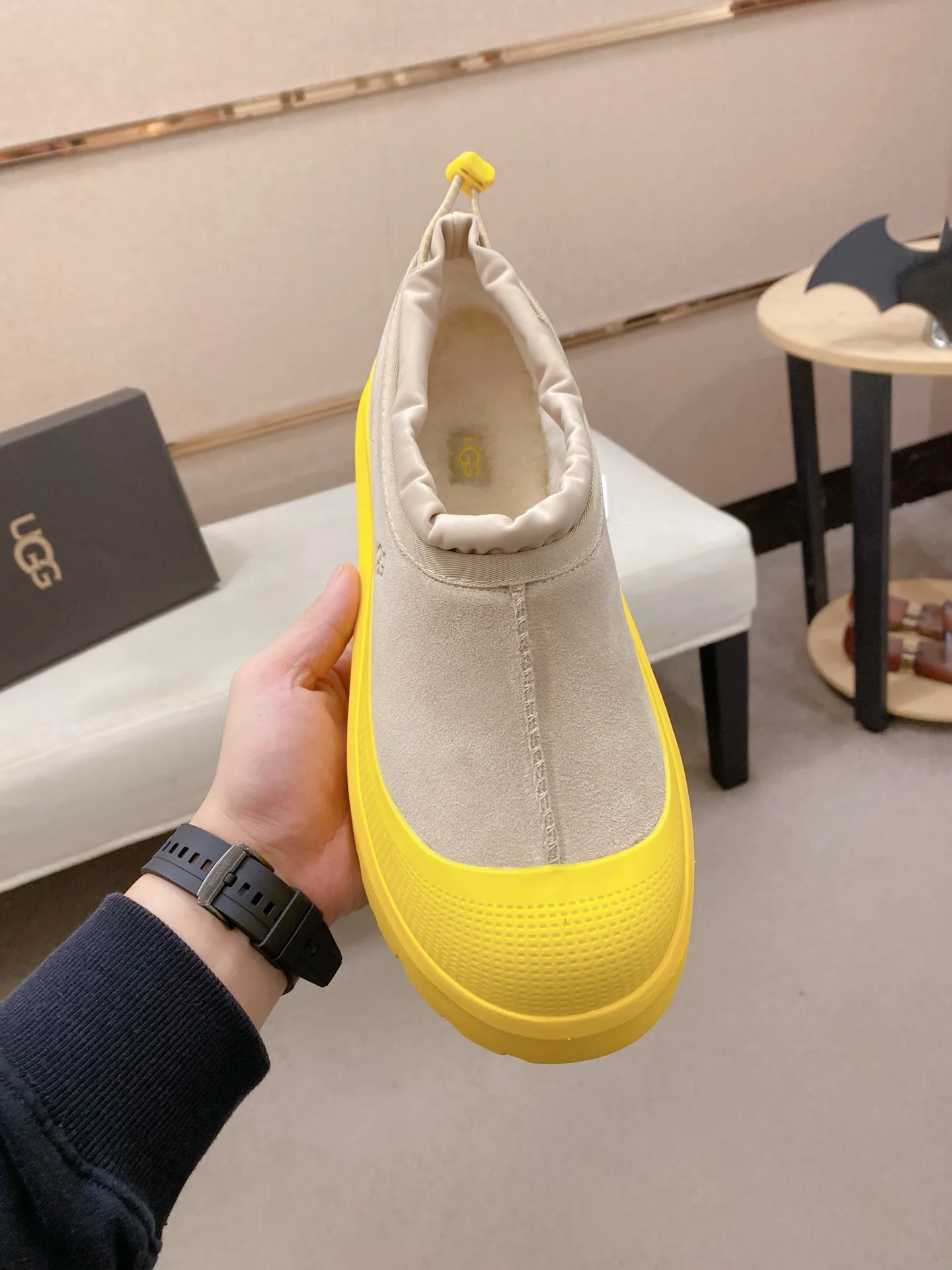 Factory price: 480💰Couple model💏 Same style as Wang Yibo, North American men's shoes Ugg ☃️In the special sale of new high-quality men's shoes snow boots in autumn and winter, the nemesis of extreme cold weather! Made of cowhide leather, merino wool lining, and original outsole, whether driving, outdoor or daily wear, there is always one that suits you! Male and female size: 35-46.